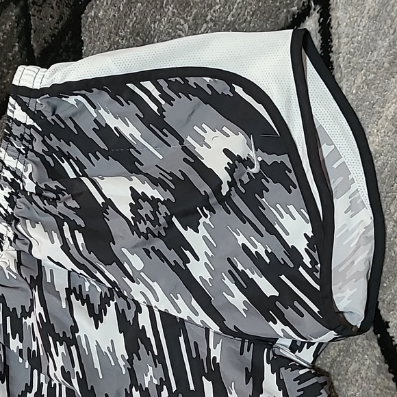 NIKE DRI-FIT MESH LINED LOGO SHORTS PRICE FIRM - Picture 3 of 10